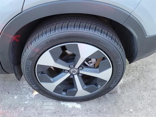 2025 Volvo XC40 B5 Plus Dark Theme