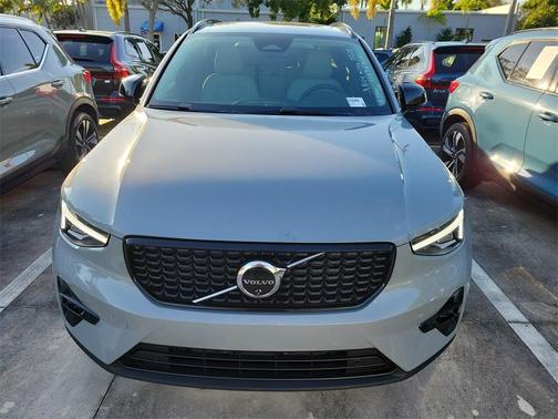 2025 Volvo XC40 B5 Plus Dark Theme