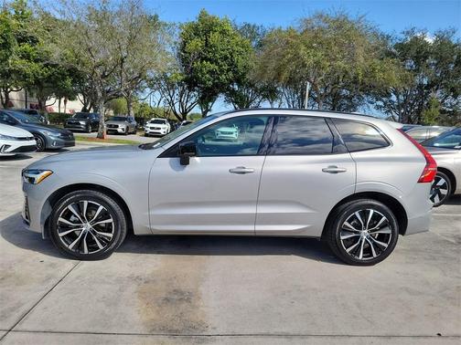 2024 Volvo XC60 B5 Plus Dark Theme