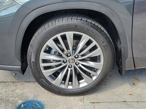 2021 Toyota Highlander Hybrid Platinum