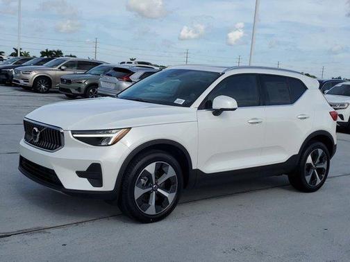 2025 Volvo XC40 B5 Core Bright Theme