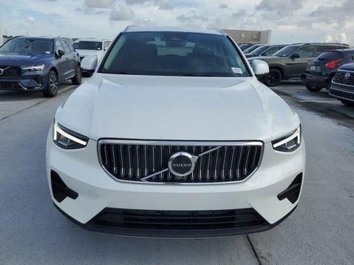2025 Volvo XC40 B5 Core Bright Theme