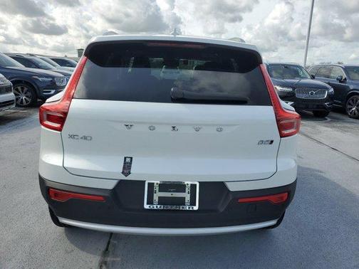 2025 Volvo XC40 B5 Core Bright Theme
