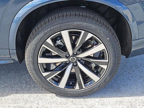 2025 Volvo XC90 B5 Core