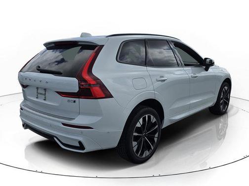 Crystal White Metallic 2026 Volvo XC60 B5 Plus