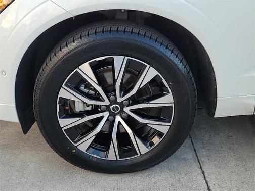 2024 Volvo XC60 B5 Plus Dark Theme