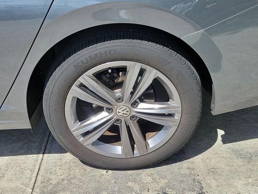 Platinum Gray Metallic 2023 Volkswagen Jetta 1.5T SE