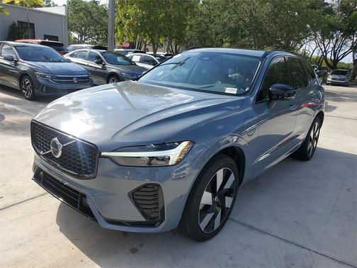 2023 Volvo XC60 Recharge Plug-In Hybrid T8 Plus Dark Theme