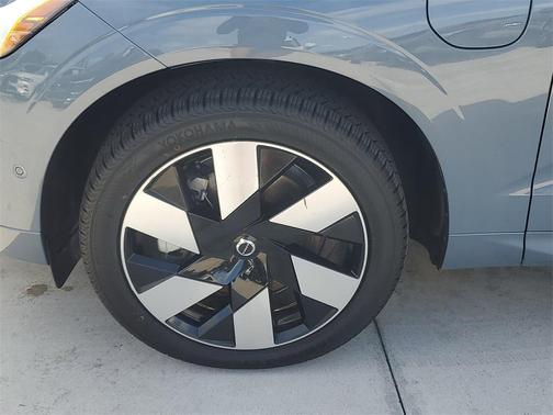 2023 Volvo XC60 Recharge Plug-In Hybrid T8 Plus Dark Theme