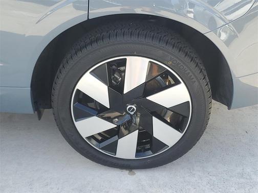 2023 Volvo XC60 Recharge Plug-In Hybrid T8 Plus Dark Theme