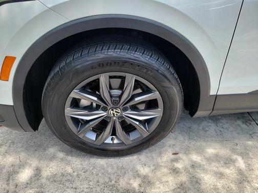 Opal White Pearl Effect 2023 Volkswagen Tiguan 2.0T SE