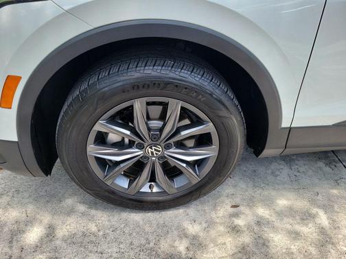 Opal White Pearl Effect 2023 Volkswagen Tiguan 2.0T SE