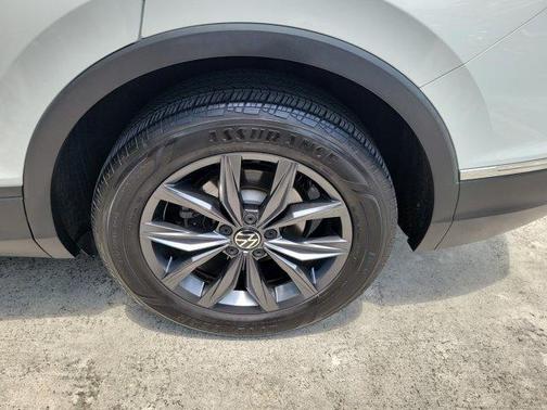 Opal White Pearl Effect 2023 Volkswagen Tiguan 2.0T SE