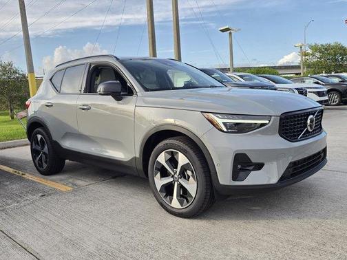 2026 Volvo XC40 PLUS