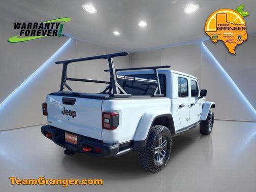Bright White Clearcoat 2025 Jeep Gladiator Mojave X