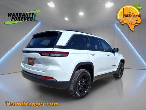 Bright White Clearcoat 2026 Jeep Grand Cherokee Altitude