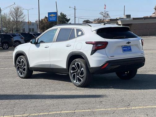 Summit White 2026 Chevrolet Trax FWD 2RS