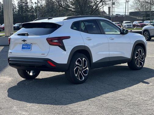 Summit White 2026 Chevrolet Trax FWD 2RS