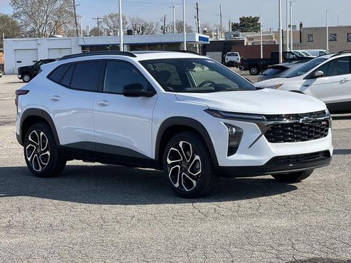 Summit White 2026 Chevrolet Trax FWD 2RS