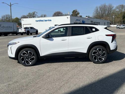 Summit White 2026 Chevrolet Trax FWD 2RS