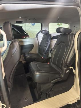 Brilliant Black Crystal Pearlcoat 2023 Chrysler Pacifica Touring L