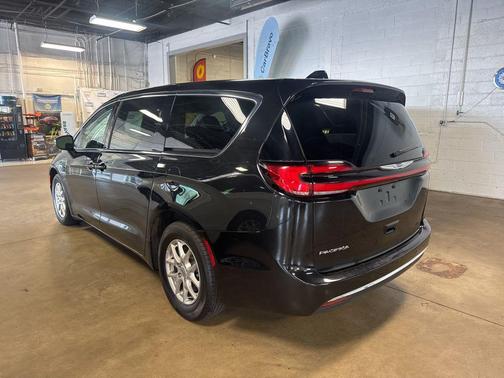 Brilliant Black Crystal Pearlcoat 2023 Chrysler Pacifica Touring L