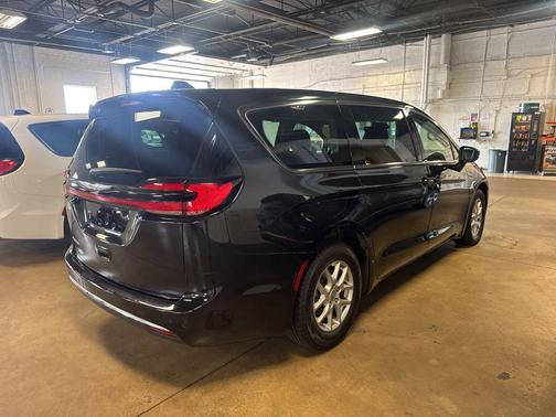 Brilliant Black Crystal Pearlcoat 2023 Chrysler Pacifica Touring L
