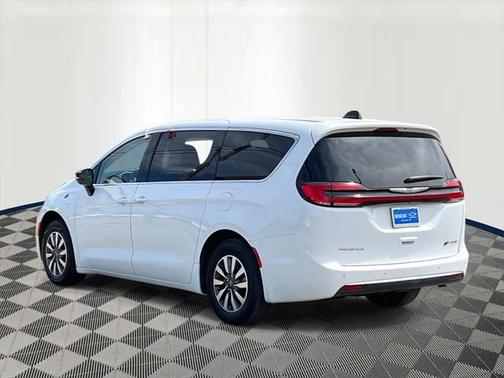 2024 Chrysler Pacifica Hybrid Select