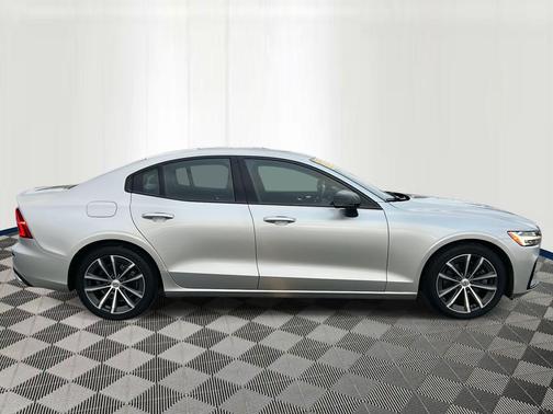 2022 Volvo S60 T5 Momentum