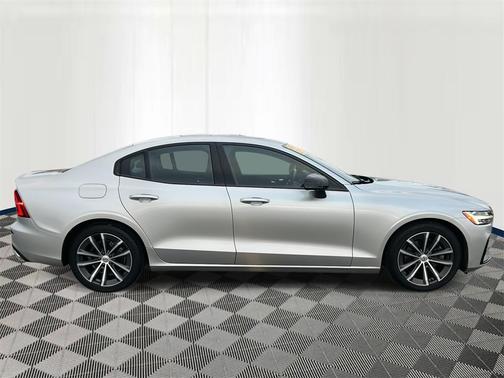 2022 Volvo S60 T5 Momentum