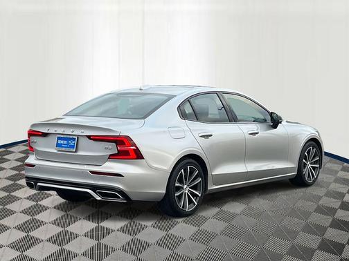2022 Volvo S60 T5 Momentum