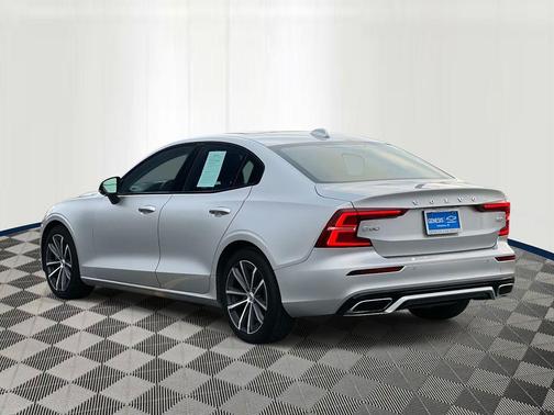 2022 Volvo S60 T5 Momentum