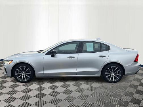 2022 Volvo S60 T5 Momentum