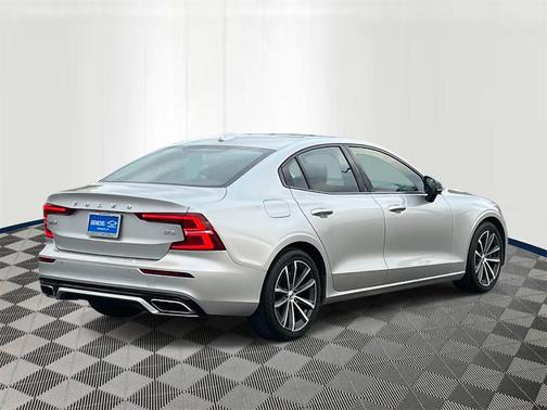 2022 Volvo S60 T5 Momentum