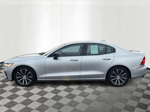 2022 Volvo S60 T5 Momentum