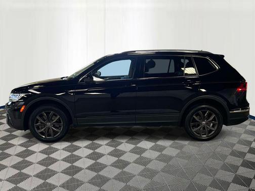 Deep Black Pearl 2022 Volkswagen Tiguan 2.0T SE 4MOTION