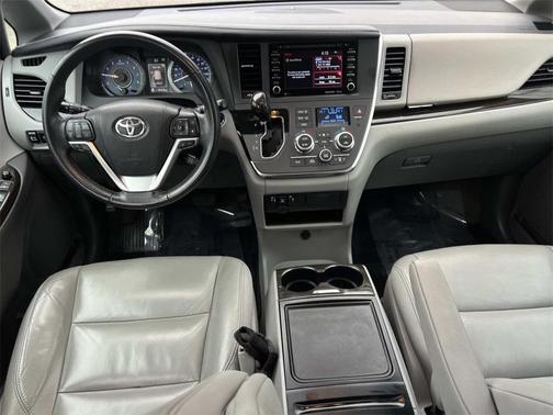 2018 Toyota Sienna XLE