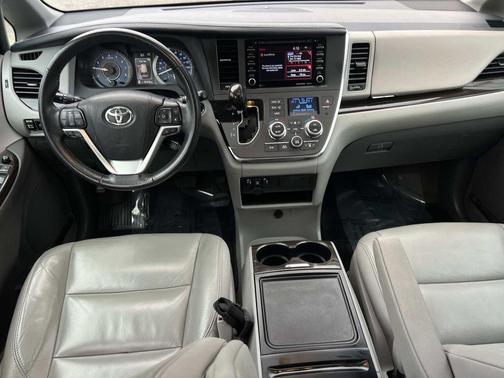 2018 Toyota Sienna XLE