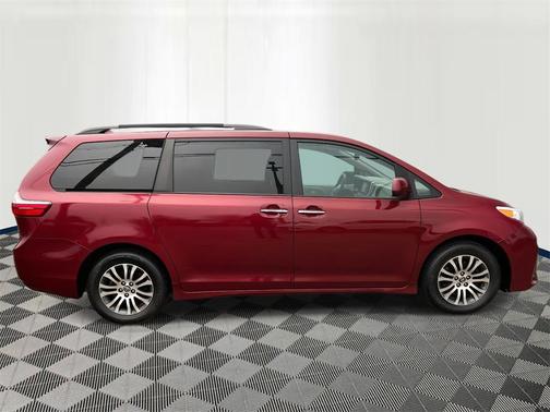 2018 Toyota Sienna XLE