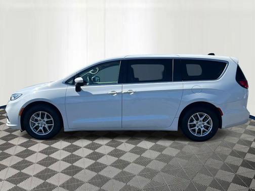 Bright White Clearcoat 2023 Chrysler Pacifica Touring L