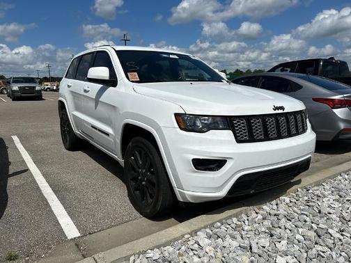 Bright White Clearcoat 2021 Jeep Grand Cherokee LAREDO