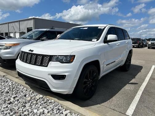 Bright White Clearcoat 2021 Jeep Grand Cherokee LAREDO