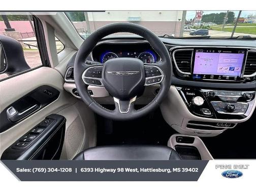Brilliant Black Crystal Pearlcoat 2023 Chrysler Pacifica TOURING L