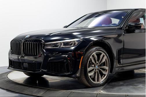 Black Sapphire Metallic 2022 BMW M760 xDrive