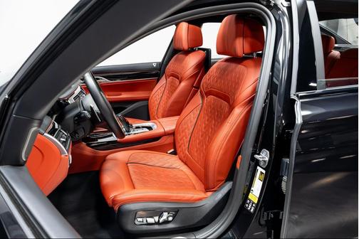 Black Sapphire Metallic 2022 BMW M760 xDrive