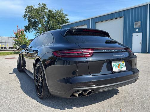 Black metallic 2018 Porsche Panamera Panamera 4S Sport Turismo