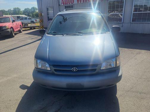Blue 2000 Toyota Sienna LE