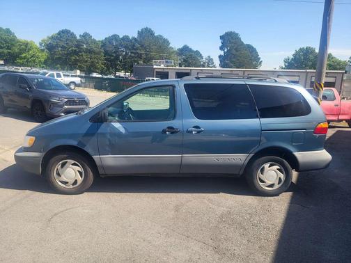 Blue 2000 Toyota Sienna LE