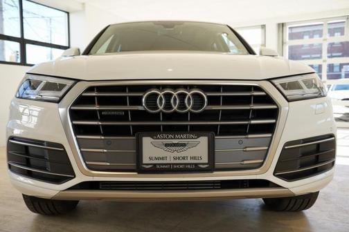 Photo 3 of 44 of 2020 Audi Q5 45 Premium Plus