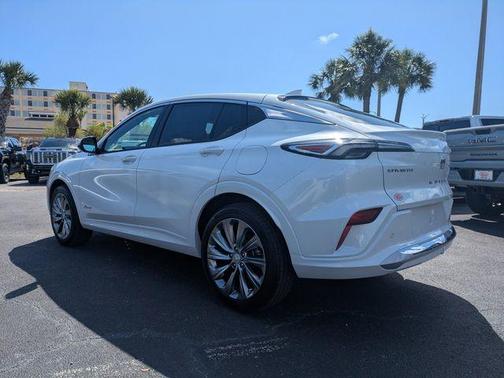 White Frost Tri-Coat 2026 Buick Envista Avenir